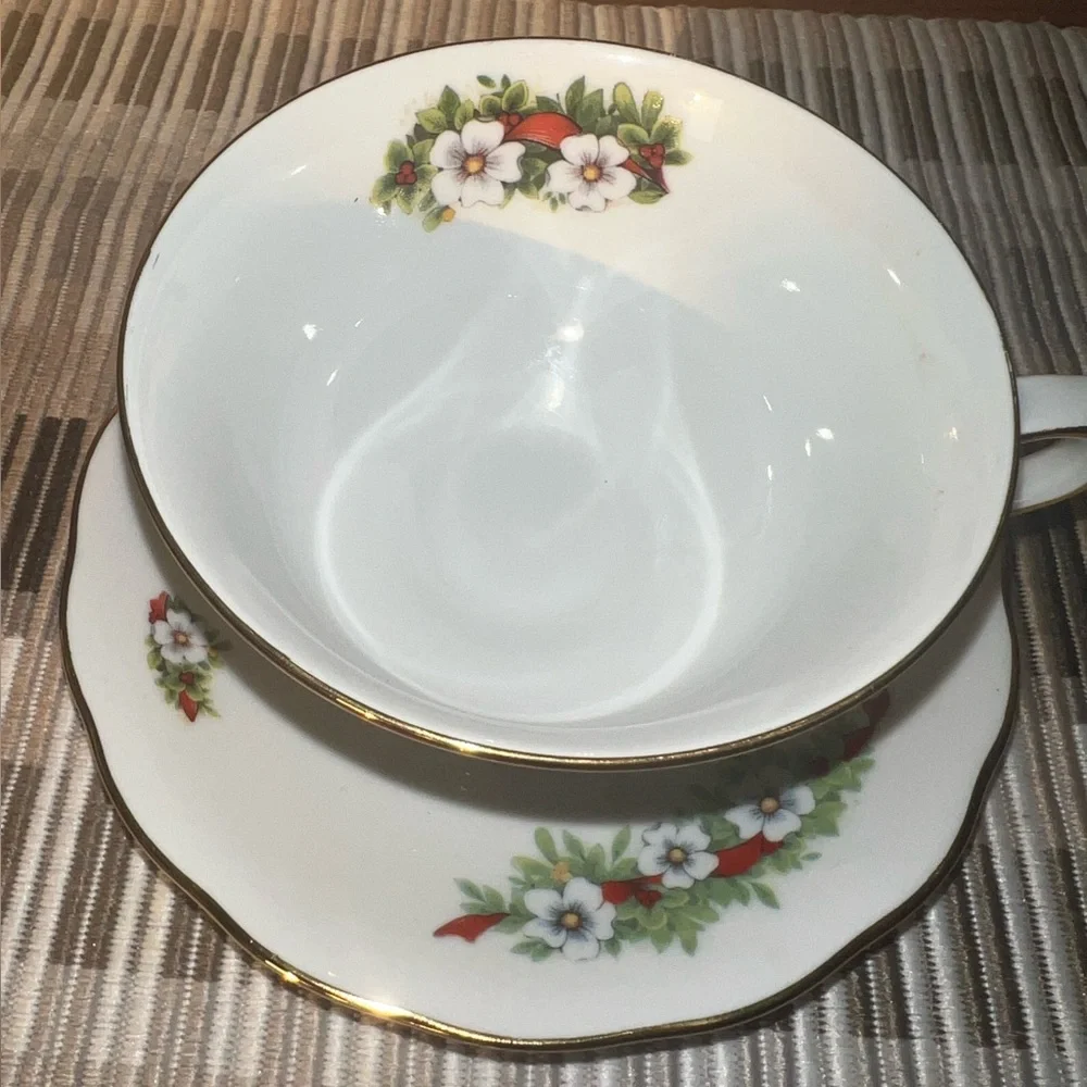 Fielder Keepsakes Fine Porcelain Christmas Teacup & Saucer‎ Set